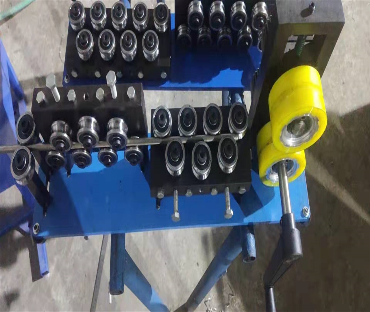 QIPANG small type hand crank 0.8-4mm solid wire traction straightening machine OEM