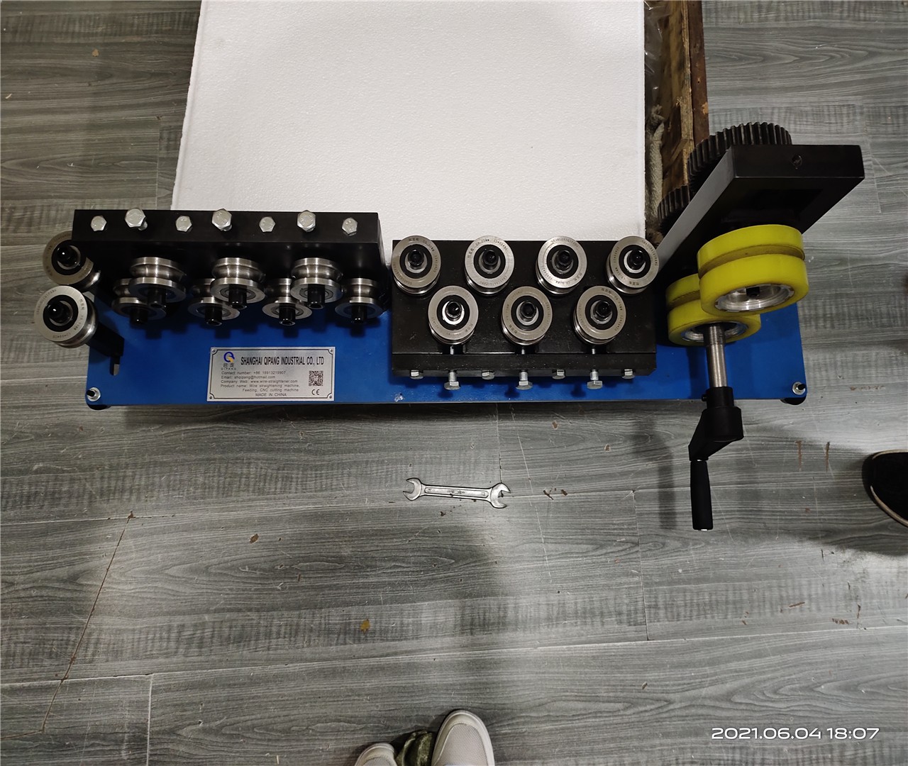 QIPANG small type hand crank 0.8-4mm solid wire traction straightening machine OEM