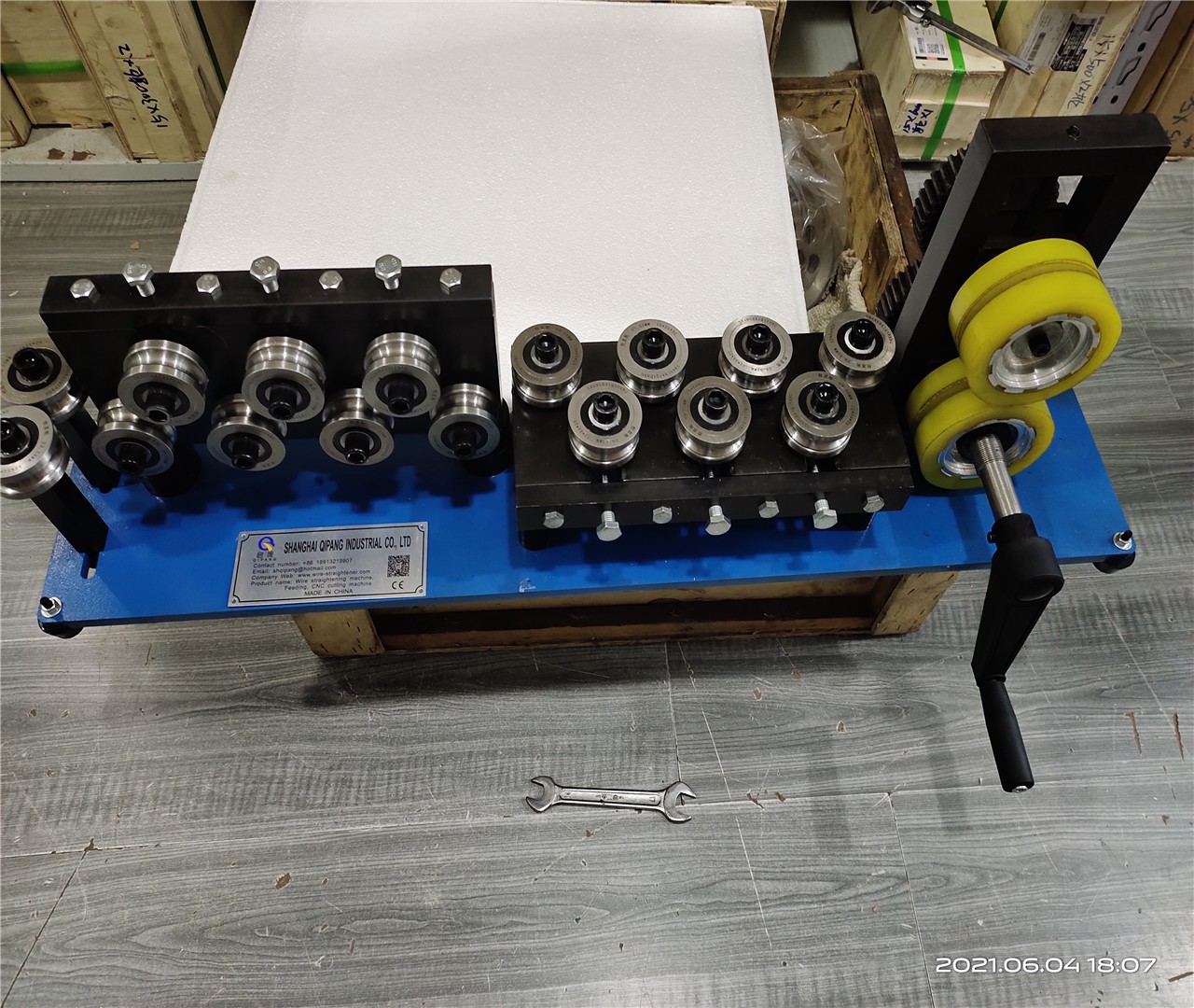 QIPANG small type hand crank 0.8-4mm solid wire traction straightening machine OEM