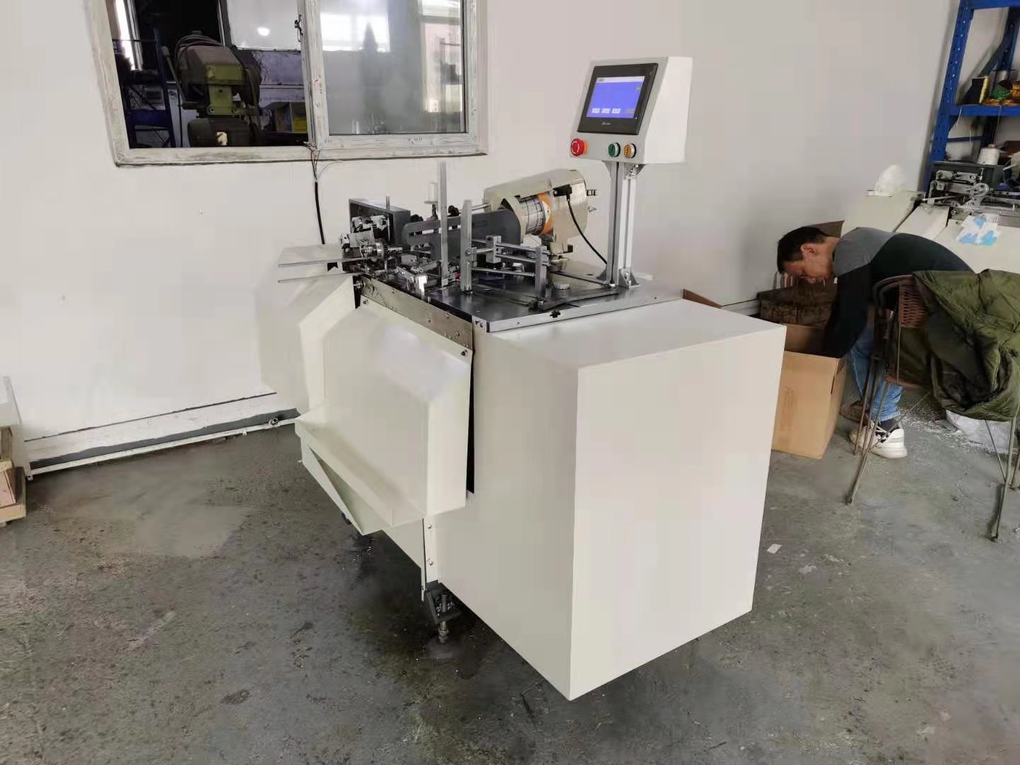 QIPANG Tag stringing machine for Trademark manufacturing