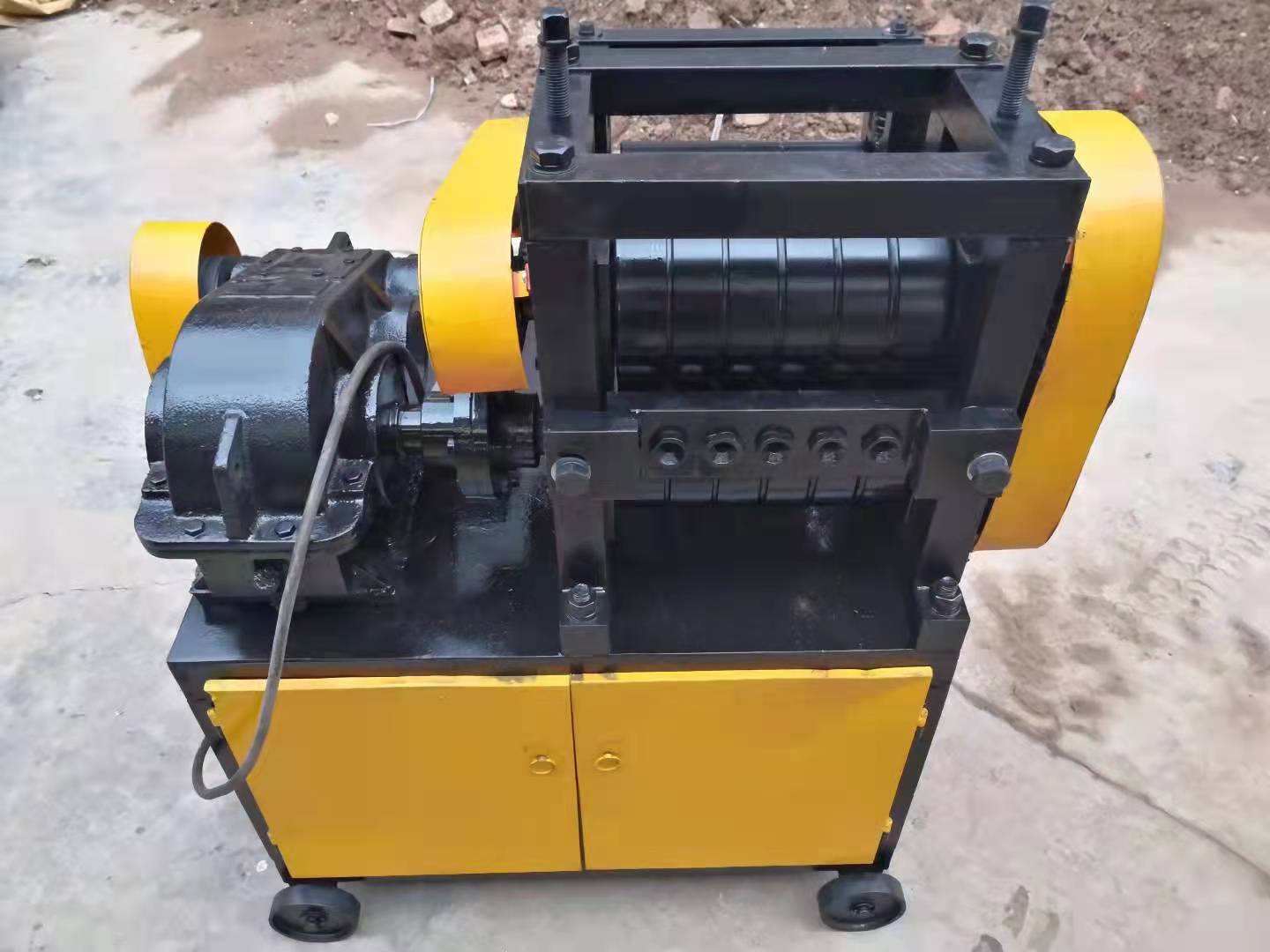 Scrap steel rebar straightening machine